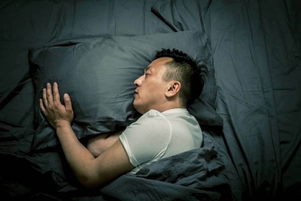 睡前放下手机配图